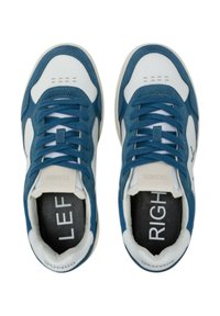 Blaue und weiße Sneakers mit einem Obermaterial aus glattem Leder und Wildleder, Schnürdesign und beschrifteten Einlegesohlen, auf denen "LINKS" und "RECHTS" steht.