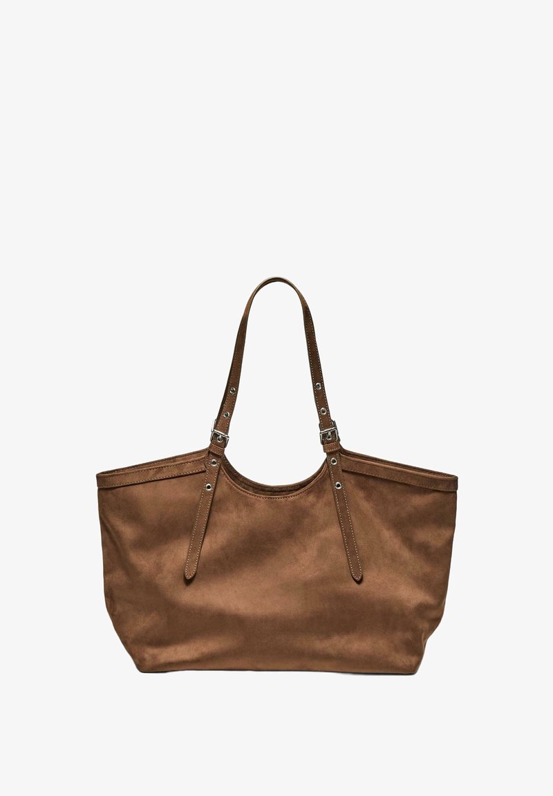 Sac fourre-tout en cuir marron avec des bandoulières réglables à double boucle et une grande ouverture sur le dessus.