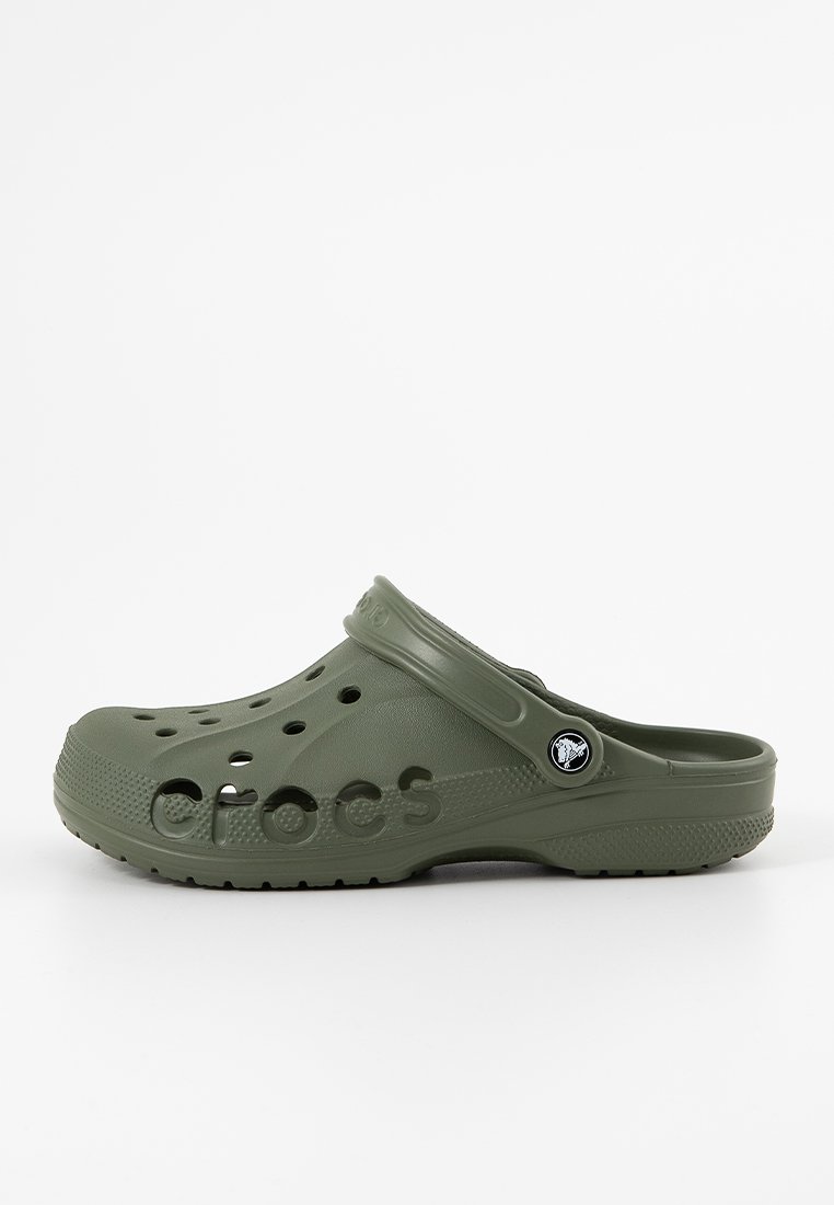 Olijfgroene rubberen klomp met ventilatiegaten, gestructureerde zool en verstelbare hielband. "Crocs" logo weergegeven aan de zijkant.
