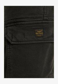 Seleccionado, black