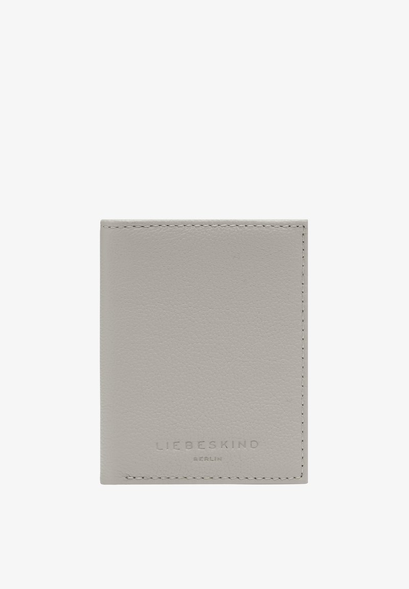 Szary skórzany portfel na karty o teksturowanej powierzchni, zaokrąglonych rogach i wytłoczonym logo na dole. Prosty design, bez dodatkowych wzorów.