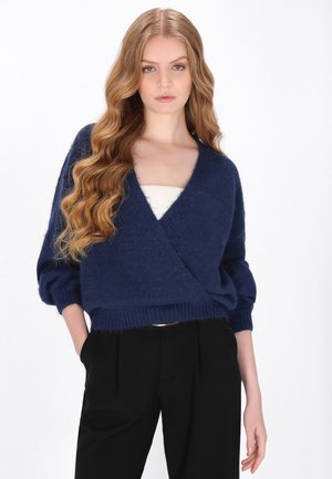 Cardigan avvolgente in maglia morbida di colore blu navy, con scollo a V e maniche tre quarti; texture leggera, vestibilità casual e bordo a costine.