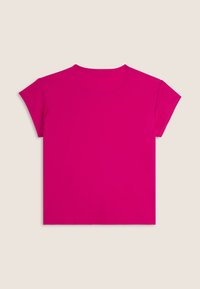 Camiseta corta fucsia con mangas cortas, textura suave y escote redondo. Color sólido, sin patrones ni adornos.