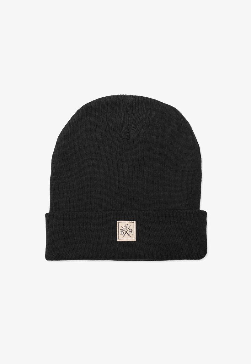 Sort strikket beanie med en foldet kant, der har et kvadratisk beige mærke med sort tekst og krydsede ikoner. Glat tekstur, enkelt design.