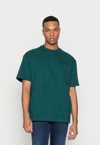 Pegador LOGO TEE - T-shirt básica - pine green