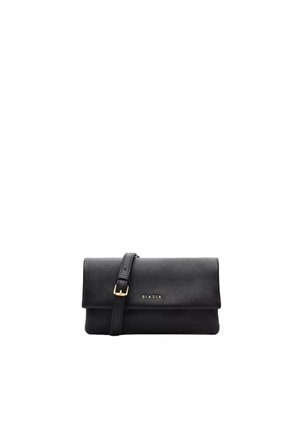 Pochette en cuir noir avec une sangle à boucle dorée et le logo "BIASIA" embossé sur le rabat avant.