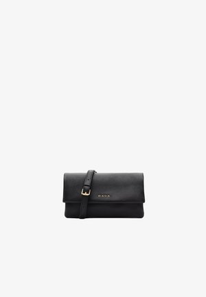 Pochette in pelle nera con cinturino con fibbia dorata e logo "BIASIA" impresso sulla patta anteriore.