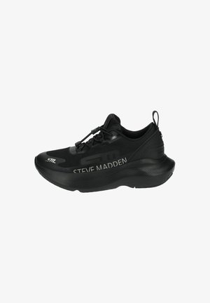 Chaussure de sport noire avec une tige en mesh, bout rond et semelle épaisse et texturée. Dotée d'un système de laçage à bascule et d'un logo sur le côté.