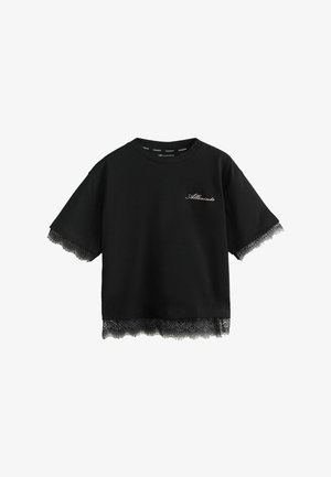 Sort kortærmet crop top med blonder på ærmer og kant, med lille hvid "Allsaints" logo broderet på brystet.