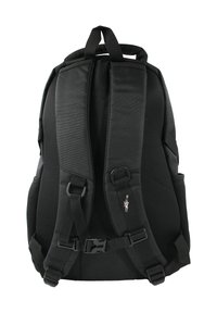 Zwarte rugzak met een gevoerd mesh achterpaneel, verstelbare schouderbanden en een zijvak. Voorzien van een stevige gesp en een klein decoratief embleem.