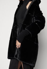 Patrizia Pepe Abrigo de invierno - black