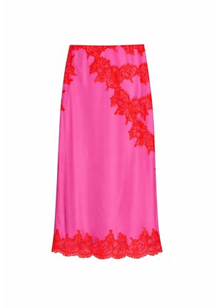 Jupe midi en satin rose avec bordure en dentelle florale rouge vif le long du bord supérieur et de l'ourlet, présentant une silhouette droite légèrement cintrée.