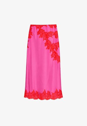 Jupe midi en satin rose avec bordure en dentelle florale rouge vif le long du bord supérieur et de l'ourlet, présentant une silhouette droite légèrement cintrée.