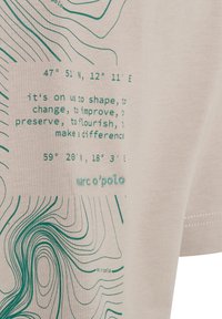 Beige Baumwoll-T-Shirt mit grünen Konturlinien und Text, einschließlich Koordinaten und einer Botschaft über die Gestaltung der Zukunft. Mit Marc O'Polo-Logo.