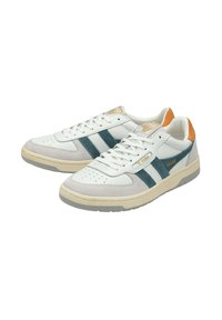 Sneakers bianchi con strisce in suede teal e dettagli arancioni. Presentano una punta perforata, lacci tondi e una suola in gomma di colore crema.