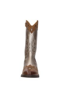 Cowboylaars met een metallic zilveren leren schacht en accenten van bruin suede. Heeft een gegolfde bovenkant met uitgesneden vormen en decoratieve stiksel.