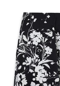 Schwarzer Stoff mit großem weißen Blumenmuster. Merkmale sind eine glatte Textur und eine Seitentasche, betont durch verschiedene Blumenformen.