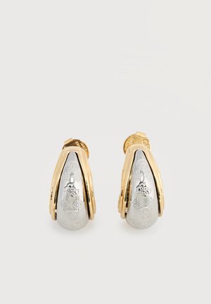 Χρυσά και ασημένια σκουλαρίκια με σχήμα δάκρυου και κλιπ, με χαραγμένα λουλουδένια μοτίβα στο ασημένιο τμήμα.