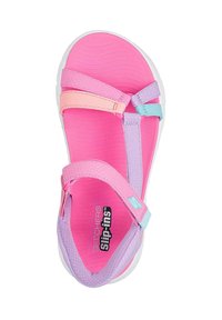 Sandalia rosa con múltiples correas en rosa, lavanda y aqua. Plantilla texturizada, suela blanca y detalles del logo en la plantilla.