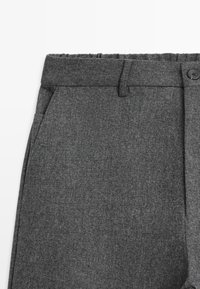 Pantaloni grigi lavorati a trama con una finitura testurizzata, dotati di chiusura con bottone, tasche anteriori e design a gamba dritta.