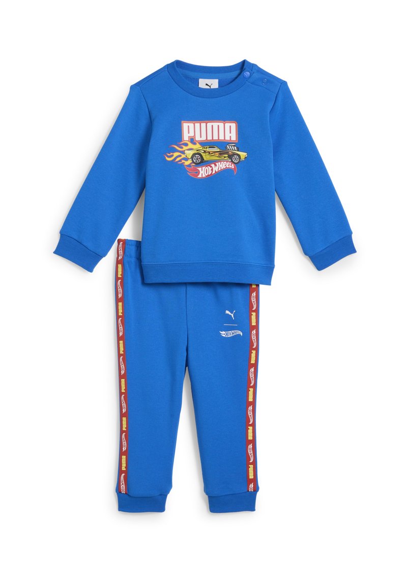 Conjunto de sudadera y pantalones de Puma en azul. La sudadera presenta un gráfico de coche y botones a presión; los pantalones tienen franjas laterales con diseños de coches. Tejido duradero.