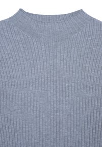 Grauer gerippter Pullover mit hohem Kragen, der eine weiche Textur und vertikale Streifen aufweist. Das Material scheint leicht und dehnbar zu sein.