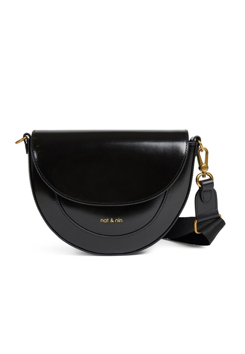 Borsa a tracolla in pelle nera con patta arrotondata, logo dorato e tracolla staccabile. Presenta una texture liscia e un design minimalista.