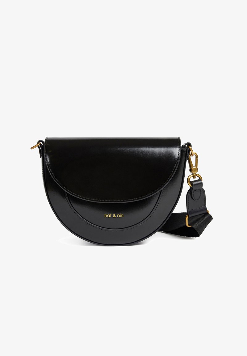 Borsa a tracolla in pelle nera con patta arrotondata, logo dorato e tracolla staccabile. Presenta una texture liscia e un design minimalista.