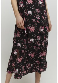 Rochie neagră cu flori roz și albe; are fante laterale și un design fluid. Fabricată dintr-un material ușor.