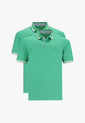 Deux polos verts à manches courtes, avec une patte de boutonnage, un col contrastant et un motif de tissu texturé.