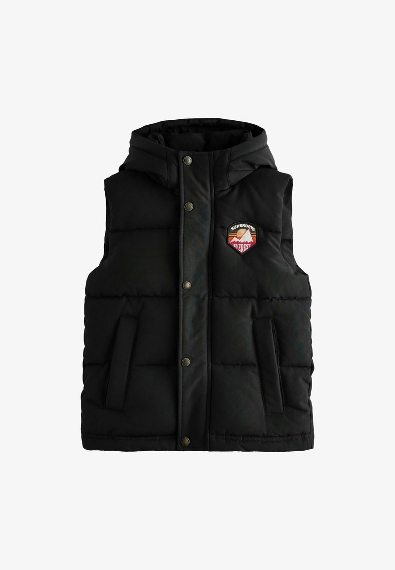 Fekete puffermellény kapucnival, elöl cipzárral és patenttal, két oldalsó zsebbel és logóval a mellkason.