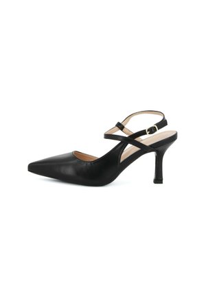 Décolleté slingback in pelle nera con punta affilata, sottili cinturini incrociati, fibbia dorata e tacco medio taperato.
