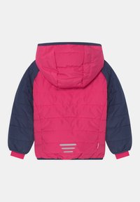 Růžová zateplená bunda s kapucí, námořnické rukávy a reflexní detaily. Obsahuje prošívanou texturu a elastické manžety na zápěstí.