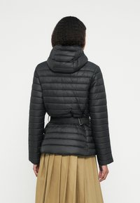 Czarna kurtka puchowa z kapturem, z pikowanym wzorem, paskiem w talii i długimi rękawami. Gładka tekstura z dopasowanym krojem.