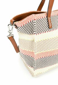 Sac cabas tissé avec un motif à rayures multicolores en beige, gris, blanc et corail. Il comporte des poignées en cuir marron et une bandoulière amovible.
