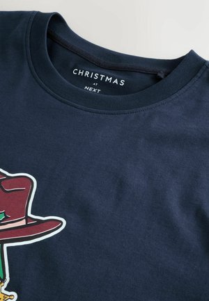 Maglietta di cotone blu navy con colletto rotondo; presenta una grafica colorata di un personaggio con cappello sul davanti.