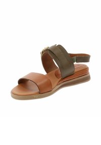 Sandal in cuoio marrone e verde oliva, design open toe, cinturino alla caviglia con hardware regolabile, soletta imbottita e suola testurizzata.