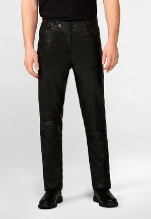 Zwarte leren broek met een slim fit, voorzien van voorzakken, een ritssluiting en subtiele stikdetails op de knieën. Gladde textuur.