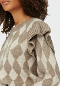 Pull en maille avec un motif diamant en taupe et crème, doté d'accents à volants sur les épaules et d'un col rond. Texture douce, design décontracté.
