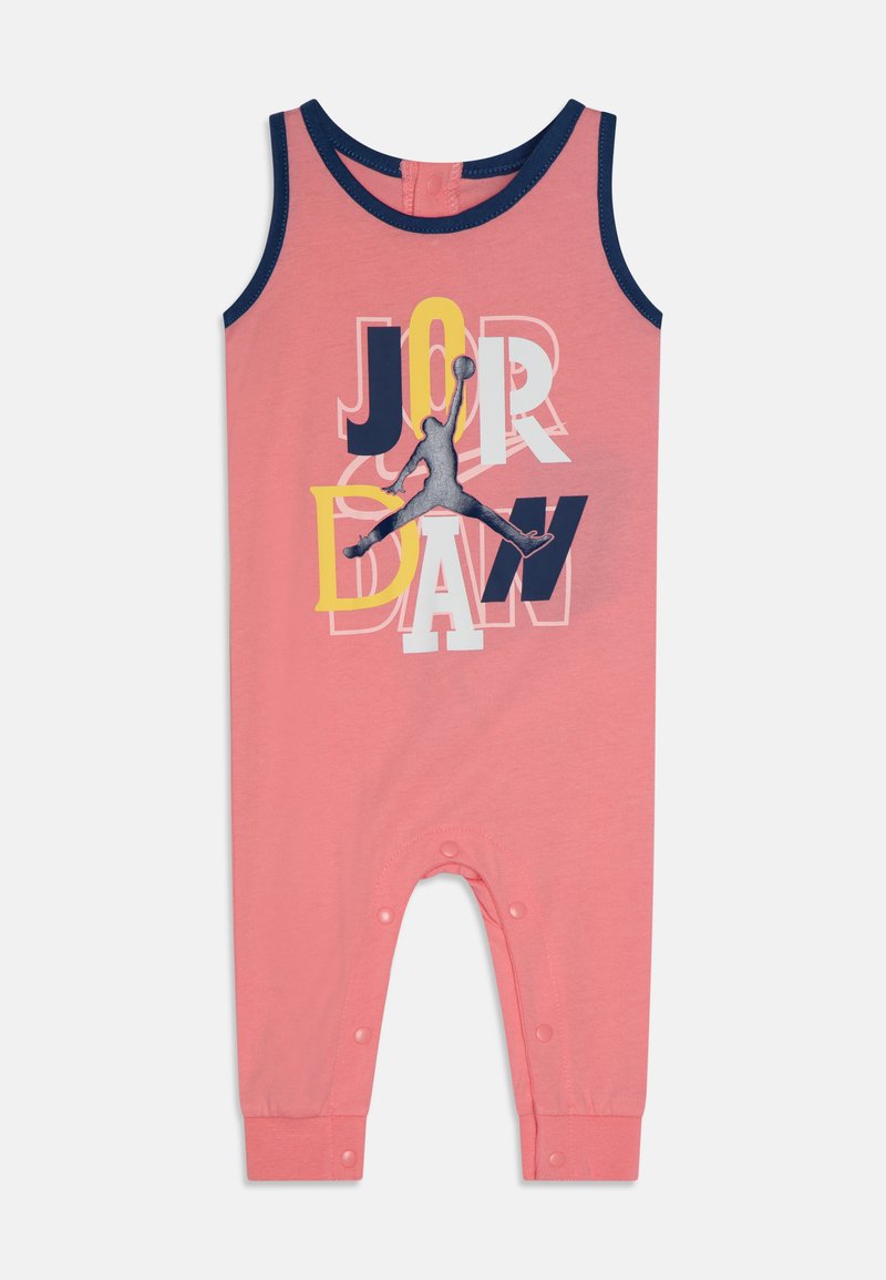 Combinaison en coton rose avec un design sans manches, accents bleu marine et graphique multicolore "JORDAN" mettant en avant un silhouette Jumpman. Fermetures à pression à la base.