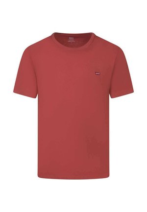 Camiseta de algodón roja con cuello redondo, mangas cortas y un pequeño parche del logo de Levi's en el lado izquierdo del pecho. Textura suave y corte clásico.