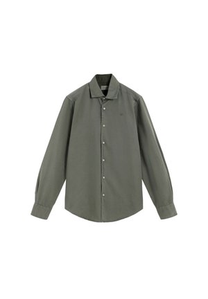 Camisa verde de manga larga hecha de tela suave, con cierre de botones en el frente, cuello puntiagudo y un logo sutil en el pecho.