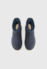 UGG CLASSIC MINI II - Vinterstøvler - dark indigo
