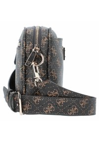 Schwarze Handtasche mit strukturiertem Design und bronzefarbenem Logomuster, Reißverschlussverschluss und silbernen Beschlägen. Inklusive passendem, verstellbarem Tragegurt.