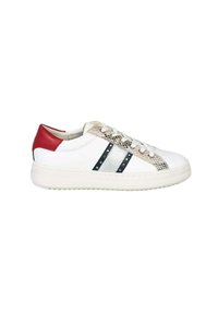 Zapatilla blanca con un talón rojo, detalles laterales plateados y con patrón, y rayas azul marino. Cuenta con cierre con cordones y detalles texturizados.