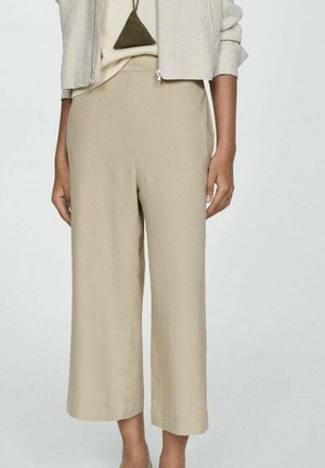 Pantaloni cropped beige in un tessuto leggero e testurizzato. Progettati con gamba dritta e sottili pieghe frontali per un maggiore movimento.