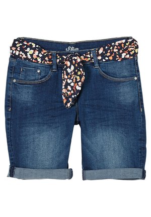 Jeansshorts mit dunklem Blauwaschung, aufgerollten Bündchen und einem floral gemusterten Stoffgürtel in Marineblau, Pink und Grüntönen. Fünf-Taschen-Design.