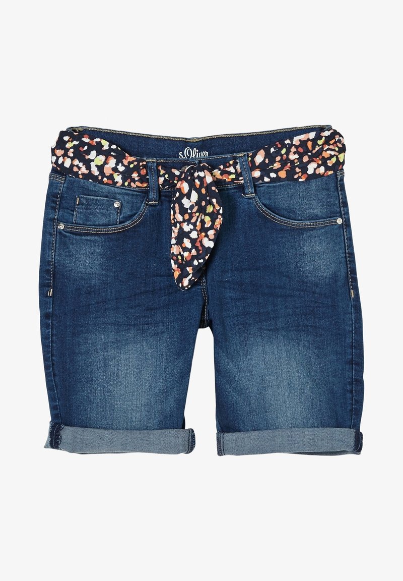 Shorts en denim avec un lavage bleu foncé, revers roulés, et une ceinture en tissu à motif floral dans des tons marine, rose et vert. Conception à cinq poches.