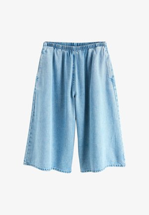 Pantalones cortos vaqueros azul claro de pierna ancha con cintura elástica y bolsillos laterales, longitud hasta la rodilla, estilo casual.