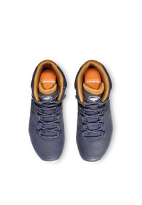 Scarpe da trekking in pelle blu navy con solette arancioni, colletto imbottito, lacci grigi e dettagli laterali perforati. Progettate per l'uso all'aperto.
